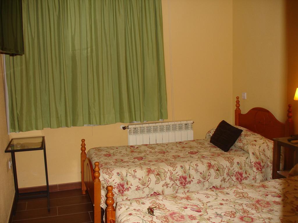 Hostal Puerta Bonita Vista Alegre Madrid Exterior photo